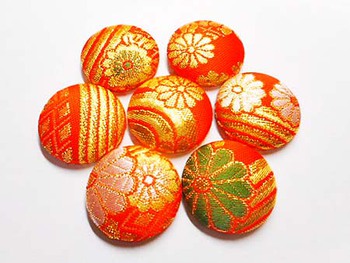 『金襴(きんらん)』のくるみボタンで… ^^