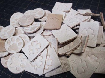 革の『型抜き作業』 ^^