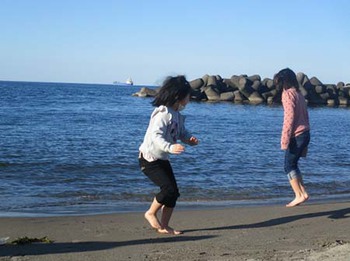 初めての『海』に大興奮!! ^^