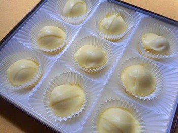 ハワイの定番お土産『マカダミアナッツのチョコレート』 ^^