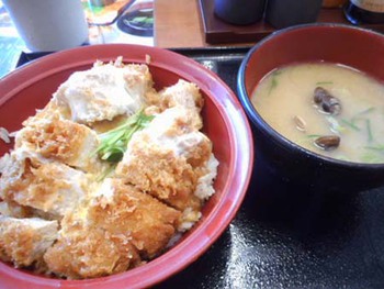断捨離の途中!! エネルギー補給は『かつ庵』さんで ^^