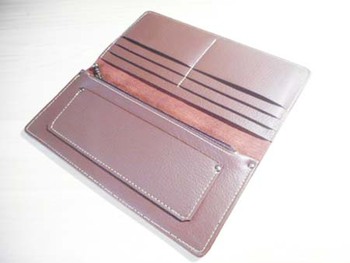 新作!!『スリムなレザーの長財布』 ^^