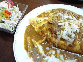 『バンドス』さんで、オムチーズきのこカレー