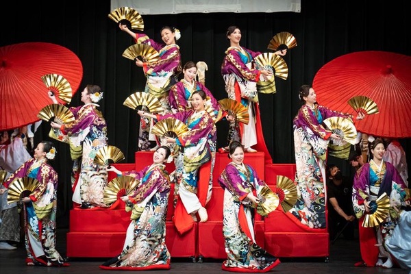 よさこいで飛騨古川祭を舞う よさこいで飛騨古川祭を舞う