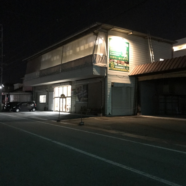 暗い外観に灯りを照らす。 暗い外観に灯りを照らす。