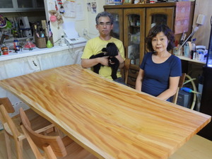 「杢」のきれいなケヤキの一枚板