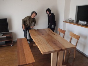 トチの一枚板、お写真頂きました。