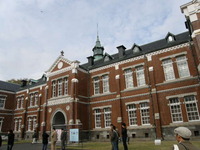 東京近代美術館、工芸館。