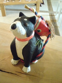 「めでたい犬」張り子の作品。