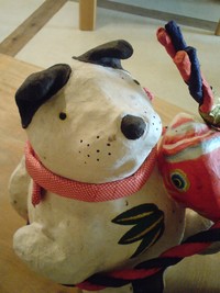 「めでたい犬」張り子の作品。