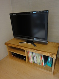 クリの一枚板で作るテレビボード