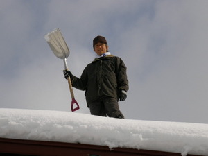 ショウルーム雪おろし。