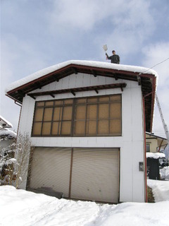 ショウルーム雪おろし。