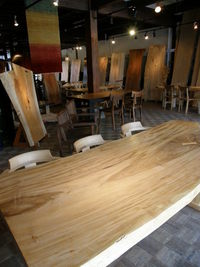 松葉屋家具店「一枚板テーブル展」