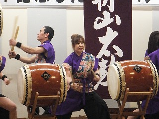 美女揃いの太鼓