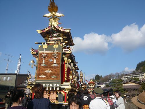 桜の『高山祭』
