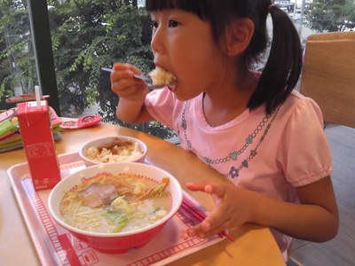 モリモリ食う長女 モリモリ食う長女