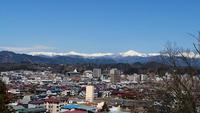 飛騨を誇りに思う３月の山々と高山美術館