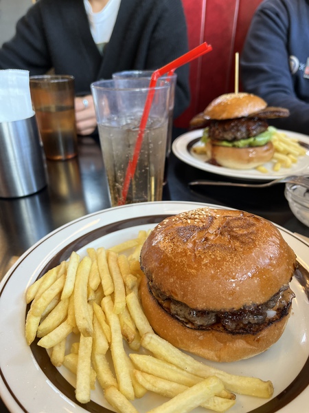 デモデダイナーで、ハンバーガーを喰らう♬ デモデダイナーで、ハンバーガーを喰らう♬