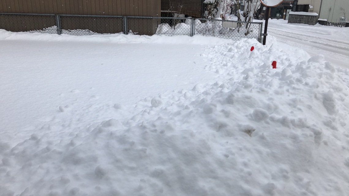 駐車場は大雪原になってしまいました( ; ; ) 駐車場は大雪原になってしまいました( ; ; )