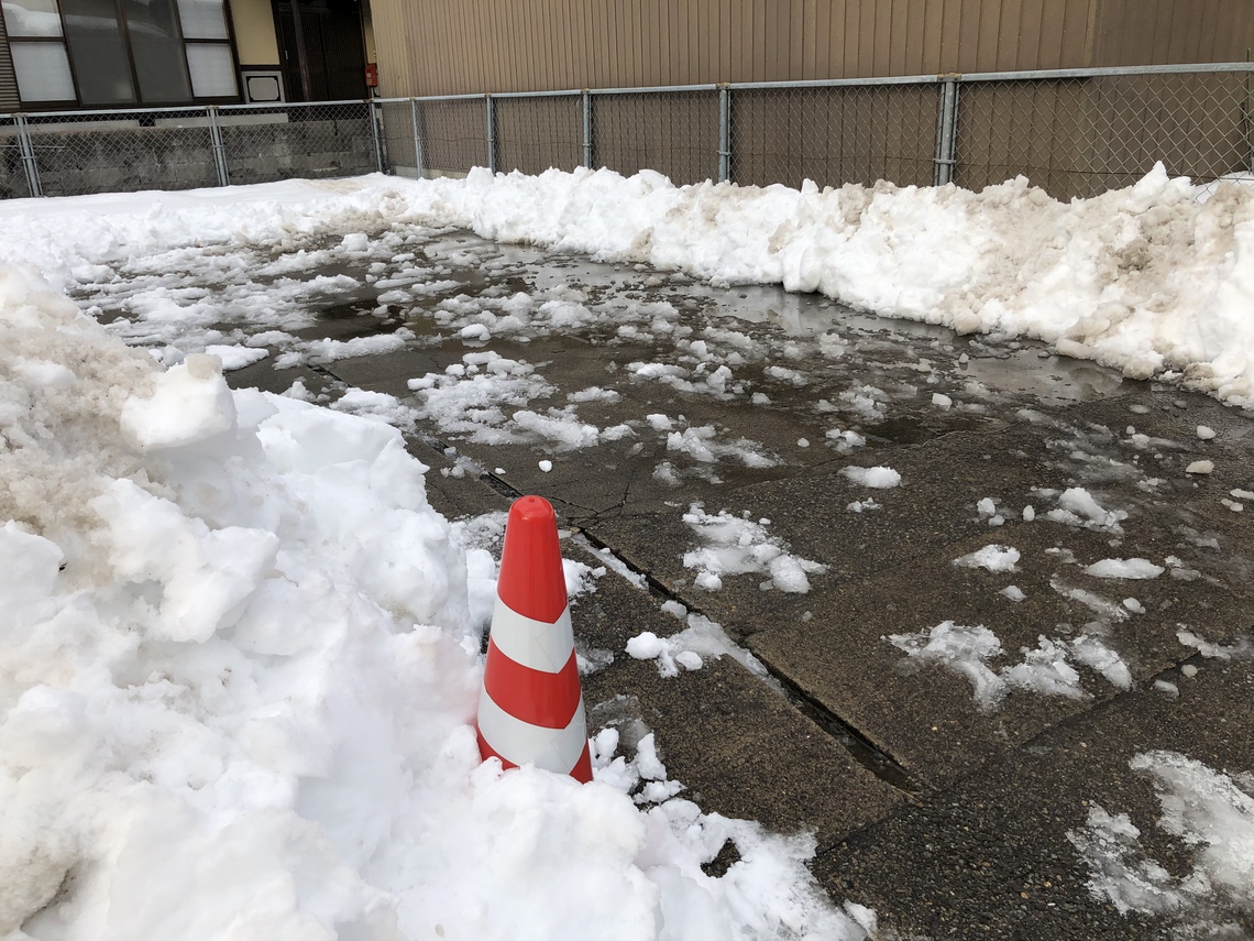 駐車場の雪かき 半分ほど人力で。 駐車場の雪かき 半分ほど人力で。