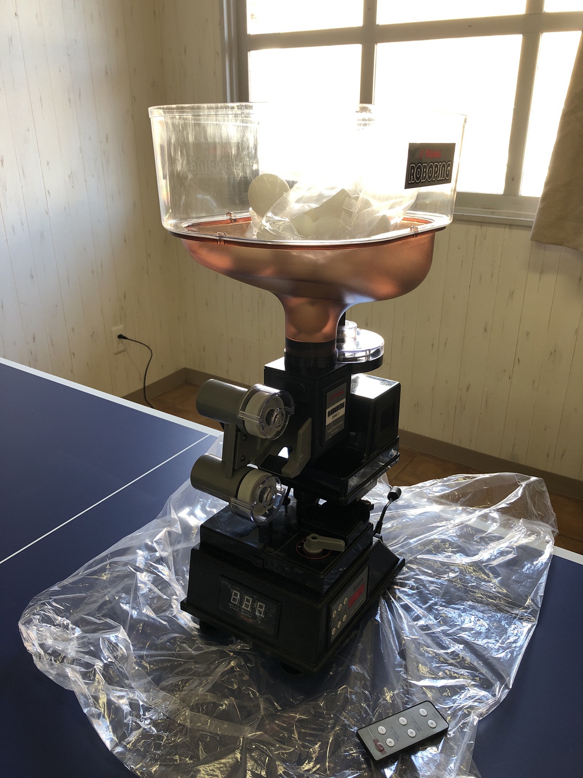 卓球場に、卓球マシンを購入しました。 卓球場に、卓球マシンを購入しました。