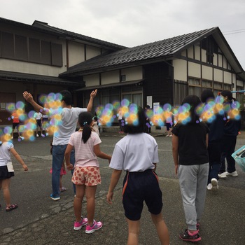 あ~た~らし~い~朝が来た~♪ あ~た~らし~い~朝が来た~♪