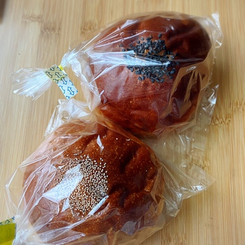 ずっしり重たいあんパン♪ ずっしり重たいあんパン♪