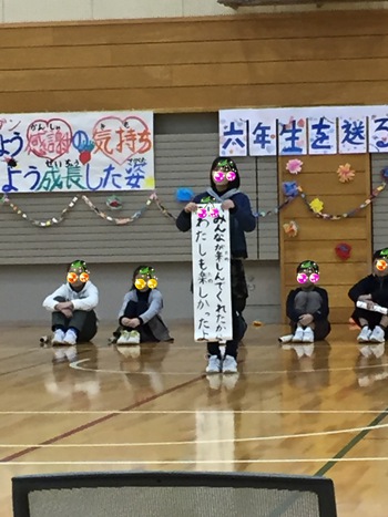 早くも涙、六年生を送る会♪ 早くも涙、六年生を送る会♪