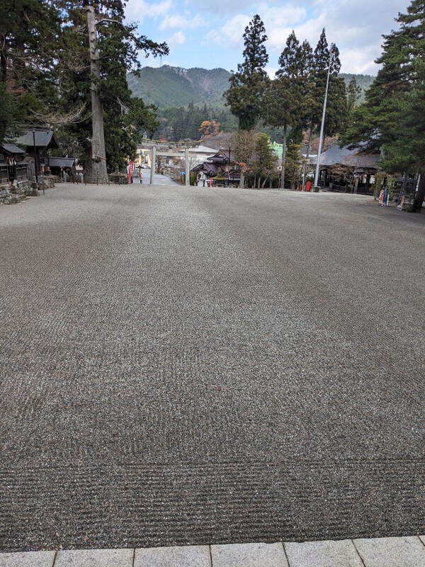 玉砂利参道・・あんなに広いのに櫛目文様でした。飛騨一宮水無神社 2023.11.25 玉砂利参道・・あんなに広いのに櫛目文様でした。飛騨一宮水無神社 2023.11.25
