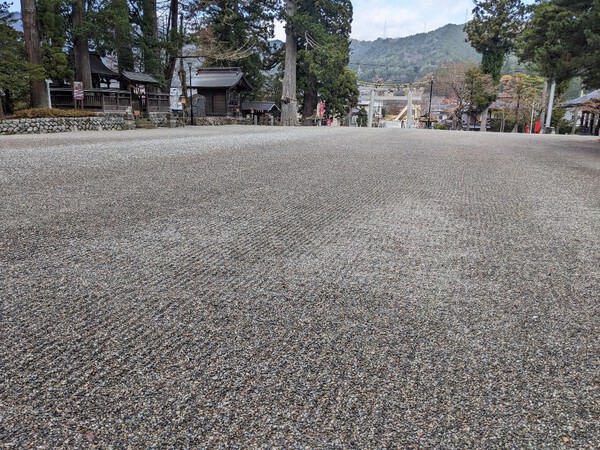 玉砂利参道・・あんなに広いのに櫛目文様でした。飛騨一宮水無神社 2023.11.25 玉砂利参道・・あんなに広いのに櫛目文様でした。飛騨一宮水無神社 2023.11.25