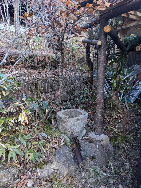 原木・樹皮の付いたままの木を活用して、鳥居型と雨落ちの水鉢を置いて風景づくり・・2023.12.02 原木・樹皮の付いたままの木を活用して、鳥居型と雨落ちの水鉢を置いて風景づくり・・2023.12.02