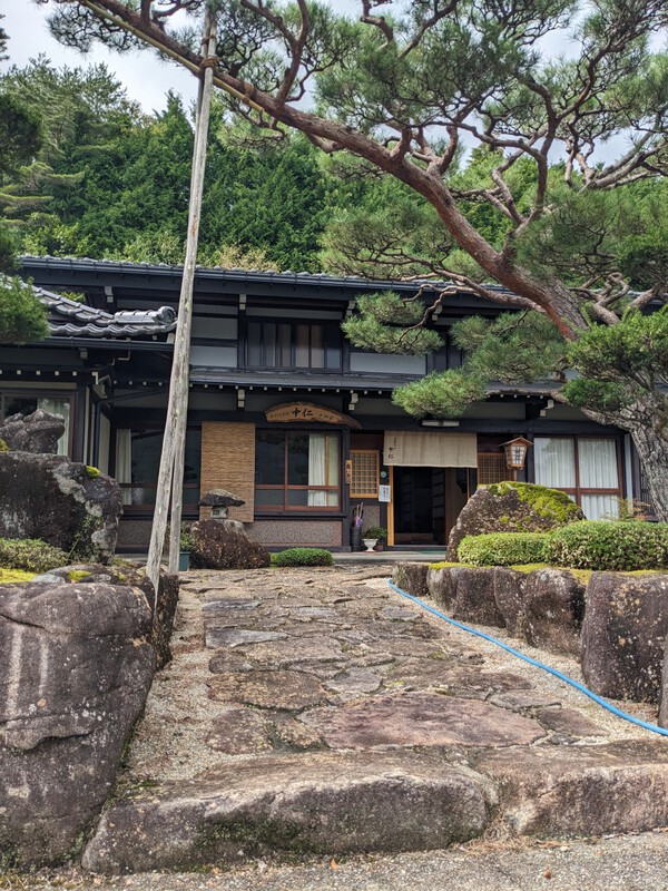 田園風景に溶け込む「「 飛騨一之宮町の手打ち、そば屋」」・・・平庭 ひらにわ、庭園も見事です。 2024.10.08 田園風景に溶け込む「「 飛騨一之宮町の手打ち、そば屋」」・・・平庭 ひらにわ、庭園も見事です。 2024.10.08