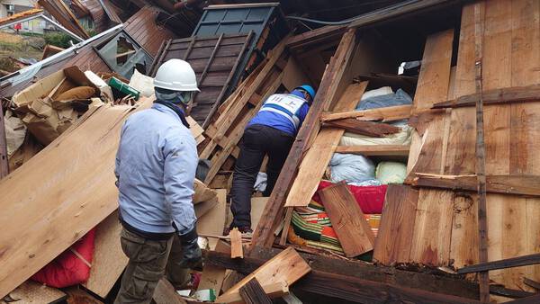 能登半島地震支援活動2月24日お父さんの遺影取出し 能登半島地震支援活動2月24日お父さんの遺影取出し