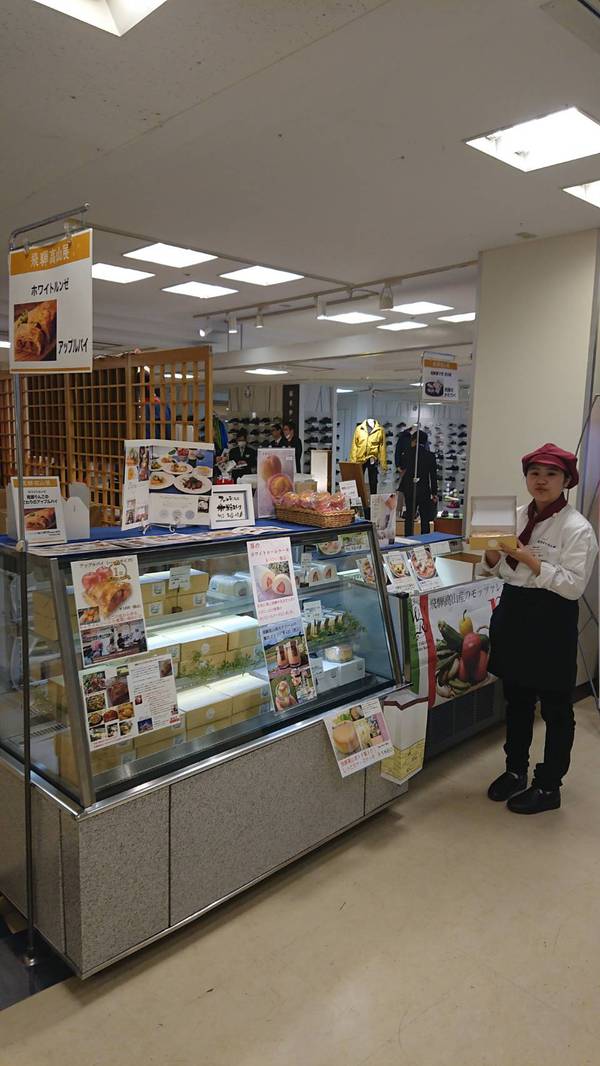 神戸そごうで毎日完売アップルパイ!&おすすめ!苺のホワイトロールケーキ 神戸そごうで毎日完売アップルパイ!&おすすめ!苺のホワイトロールケーキ