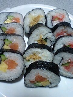 太巻きガブッ( ̄^ ̄)