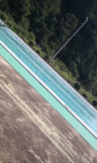 水着の先は…