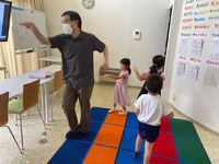 体を動かし、歌って英語に触れる♪ 2022/06/24 15:34:36