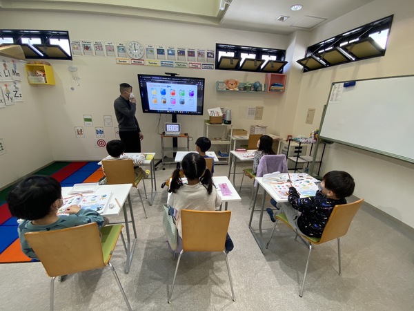 小さいころからネイティブの発音に触れていきます。