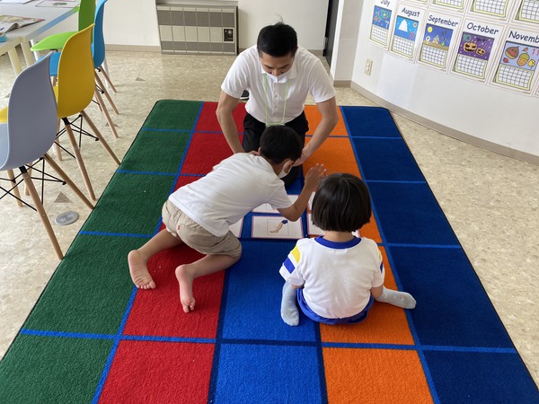 体も動かしながら、身につく英語のレッスン！