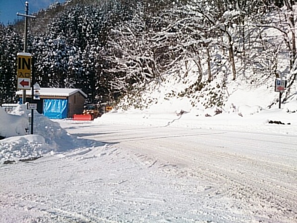 路面が輝いています・・・