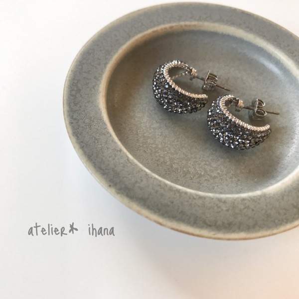 三日月ピアス