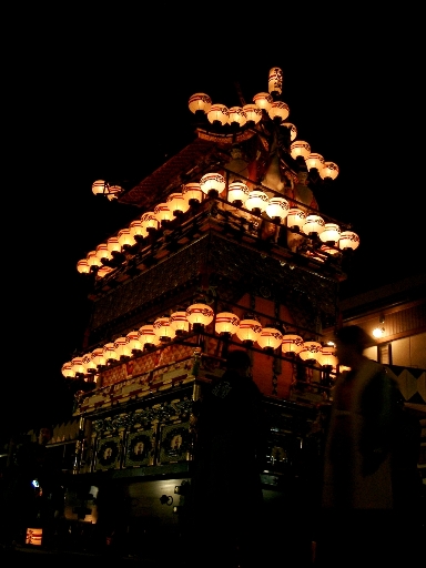 夜の祭り屋台と屋台蔵、古い街並み