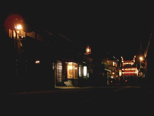 夜の祭り屋台と屋台蔵、古い街並み