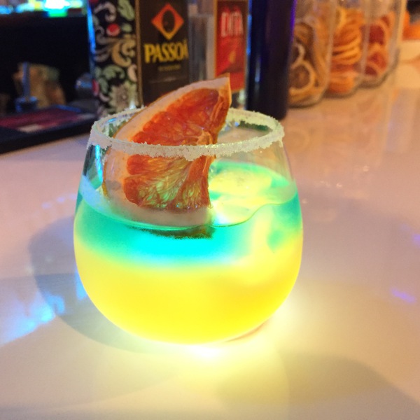 Bar With K 光るカクテル