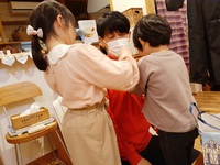 【ほっこり日常】教室の隣では子どもたちが♪ 2021/04/16 10:20:02