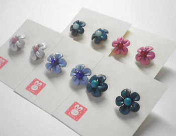 『レザーの小花』＆天然石ピアス