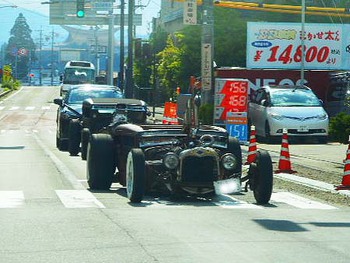 変わった自動車を目撃!! 何て車かなぁ?　^^