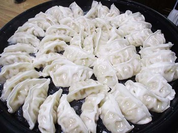 今日のお昼は『餃子パーティー』 ^^