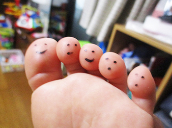 孫の可愛い小さな足に・・・ ^^